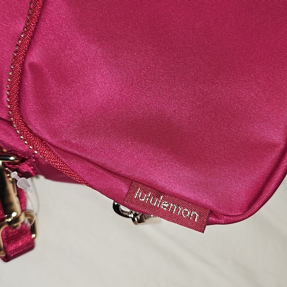 Lululemon Everywhere Crossbody Bag! Metal Hardware! BRML/GOLD!! - Picture 7 of 12